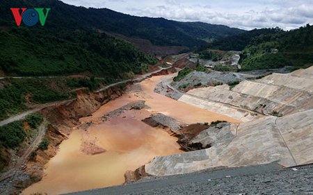 Quang cảnh phía dưới thân đập thủy điện Sông Bung 2 sau ngày xảy ra sự cố.