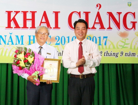 Ông Lữ Quang Ngời- Phó Chủ tịch UBND tỉnh trao bằng chứng nhận cho nhóm tác giả của trường được ghi tên trong “Sách vàng sáng tạo Việt Nam năm 2016”.