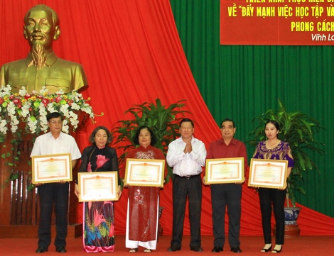 Bí thư Tỉnh ủy Trần Văn Rón thừa ủy quyền trao Bằng khen của Thủ tướng Chính phủ cho các điển hình tiên tiến học tập làm theo đạo đức Hồ Chí Minh. 