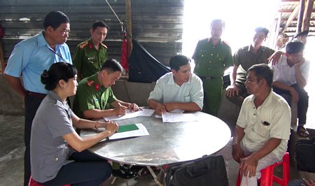 Đoàn thanh tra, kiểm tra liên ngành về ATTP công bố quyết định vi phạm hành chính cơ sở sản xuất chế biến mắm cá tra của hộ ông Nguyễn Văn Tại