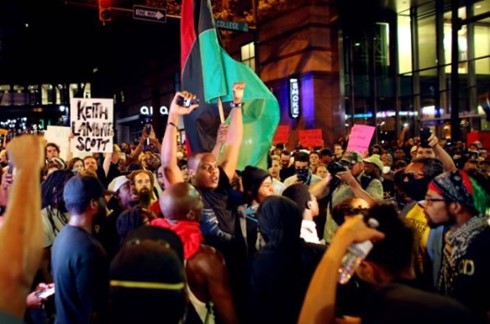 Người biểu tình đổ xô xuống phố phản đối cảnh sát bắn ông Keith Scott - Ảnh: Reuters