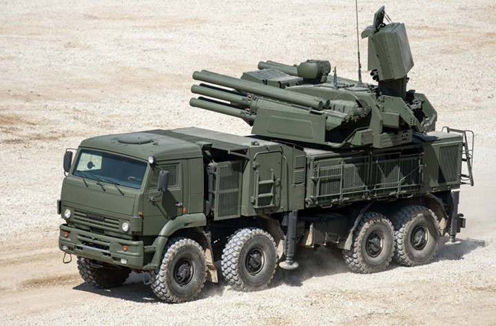 Tuy nhiên, hiện nay biến thể Pantsir-S1 đặt trên khung gầm bánh lốp đang được cả quân đội Nga và các đối tác nước ngoài ưa thích hơn. (Ảnh: Sputnik)