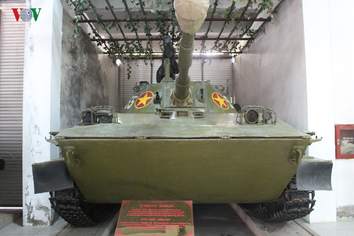 PT-76 là xe tăng “lưỡng cư” do Liên Xô sản xuất để phục vụ nhiệm vụ trinh sát. Liên Xô viện trợ loại xe này cho Quân đội Nhân dân Việt Nam trong kháng chiến chống Mỹ.