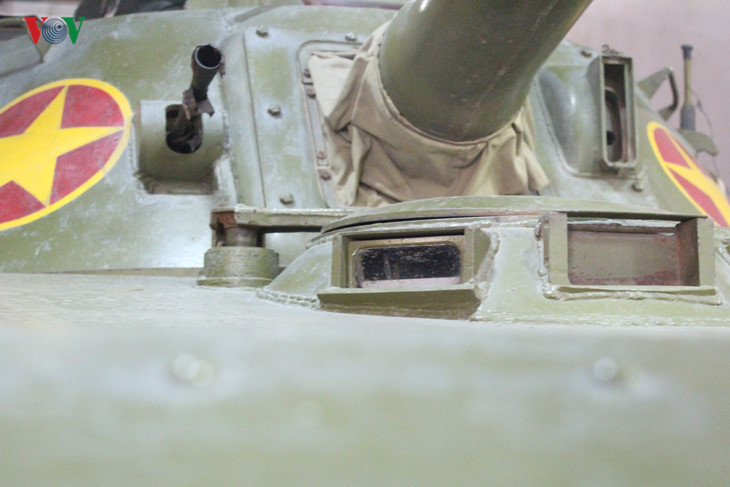 Mặt trước tháp pháo và bên phải pháo gắn 1 súng máy bắn bộ binh. (Xe 555 hiện trưng bày tại Bảo tàng Tăng-Thiết giáp ở Hà Nội.)