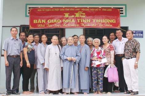 Gia đình bà Phạm Thị Um chụp ảnh lưu niệm cùng đơn vị tài trợ và chính quyền địa phương nhân dịp nhận nhà mới!