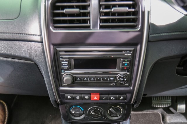 Các phím chức năng thường thấy trên các mẫu xe giá rẻ thường thấy trên thị trường hiện nay. Một số trang bị khác trên xe như bộ phụ kiện ngoại thất bằng nhựa màu đen, cảm biến đỗ xe trước/sau, nội thất màu đen trơn, đầu 1-DIN có Bluetooth và cổng sạc USB phía sau.