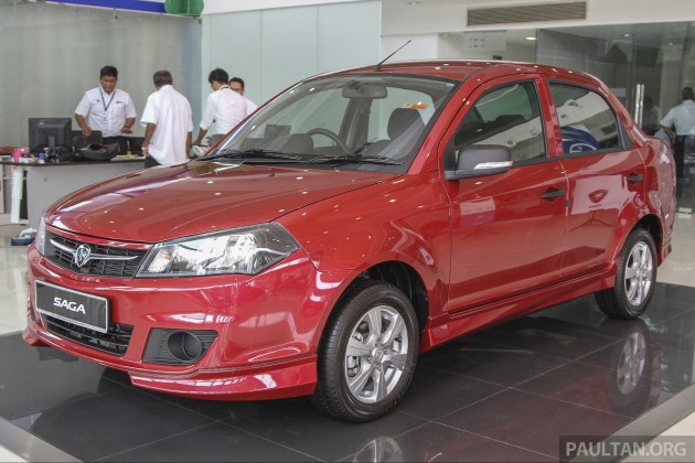 Trang bị an toàn theo xe gồm: 2 túi khí tiêu chuẩn. Riêng bản Premium có thêm hệ thống cân bằng điện tử, hỗ trợ khởi hành ngang dốc, hệ thống chống bó cứng phanh ABS và phân bổ lực phanh điện tử chỉ có ở Proton Saga 2016 từ bản Executive trở lên. Tại thị trường Malaysia, mẫu sedan giá rẻ Proton Saga 2016 có 6 tùy chọn màu sơn ngoại thất là xanh dương, xám, đỏ, bạc, trắng và đen.