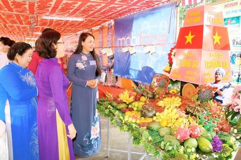 Chủ tịch Hội LHPN Việt Nam Nguyễn Thị Thu Hà (bìa phải) tham quan các gian hàng trưng bày sản phẩm địa phương của Hội phụ nữ cơ sở.