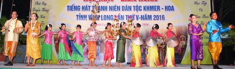 Đội Vũng Liêm với phần thi múa hát về truyền thống dân tộc Khmer