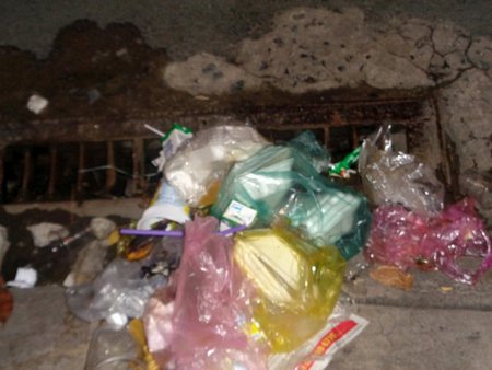 Miệng cống đầy rác. Ảnh chụp trên đường Nguyễn Huệ.