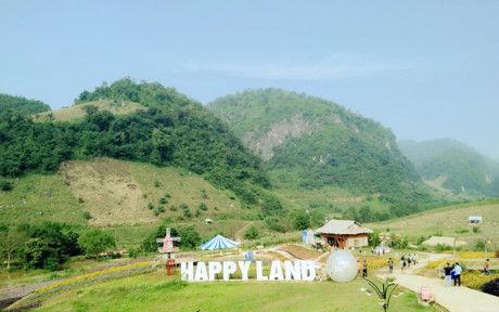 Happy land – thiên đường có thật là nơi không thể bỏ qua khi đến Mộc Châu. Đi vào khai thác từ tháng 8/2016 nơi đây đã đón hàng nghìn khách du lịch tham quan và trải nghiệm khu vui chơi. 