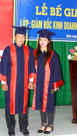 Chú Miên và con gái trong ngày nhận chứng chỉ tốt nghiệp khóa đào tạo S.M.D.