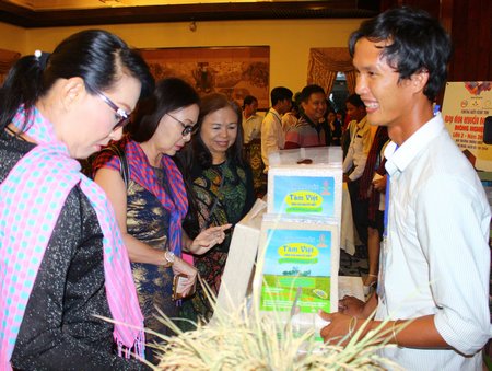 Út Tiếng và sản phẩm Gạo an toàn Tâm Việt được người tiêu dùng ủng hộ.