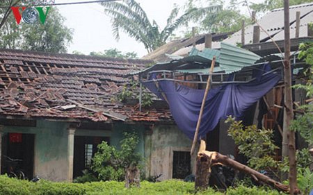 Lốc xoáy làm nhiều nhà dân tại huyện Triệu Phong, tỉnh Quảng Trị bị tốc mái- Ảnh Thanh Hiếu.