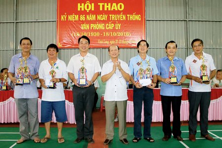 Phó Bí thư Thường trực Tỉnh ủy- Trương Văn Sáu trao cúp cho các VĐV quần vợt trên 45 tuổi.