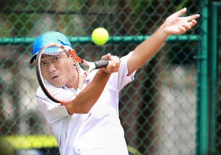  Trần Minh Tâm (Cần Thơ) giải nhất quần vợt đôi nam lãnh đạo.