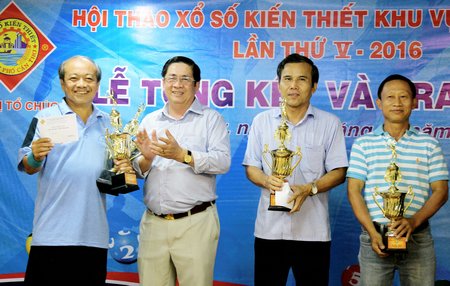  Ông Nguyễn Việt Hùng- Giám đốc Công ty XSKT Cần Thơ- Trưởng BTC Hội thao trao thưởng cho các VĐV đôi nam lãnh đạo môn quần vợt.