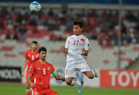 Trần Thành (áo trắng) ghi bàn thắng giúp U19 Việt Nam đánh bại U19 Bahrain. (Nguồn: AFC)