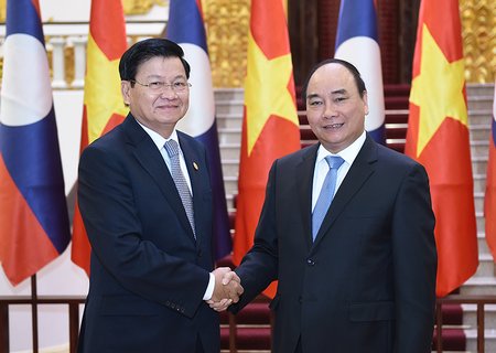 Thủ tướng Nguyễn Xuân Phúc hội đàm với Thủ tướng Lào Thoonglun Sisulith. Ảnh: VGP/Quang Hiếu