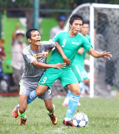 Chí Hơn (9) không chỉ thi đấu tốt ở khu trung tuyến, còn góp phần cho đội Vĩnh Long thắng Cai Lậy 6-1.
