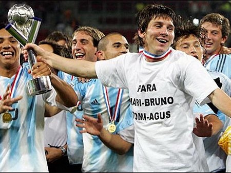 Messi (áo trắng) là một trong số những siêu sao trưởng thành từ U20 World Cup. (Ảnh: Getty)