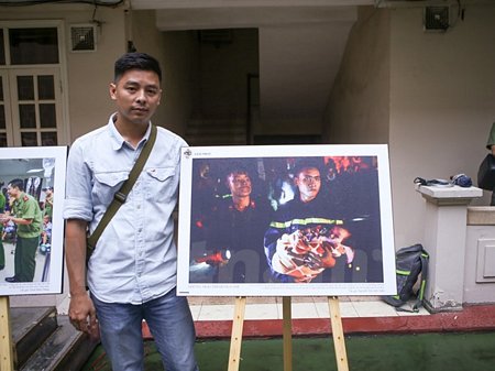 Tác giả Nguyễn Tiến Anh Tuấn xuất sắc giành giải Nhất với tác phẩm 'Những trái tim dũng cảm'. (Ảnh: Minh Sơn/Vietnam+)