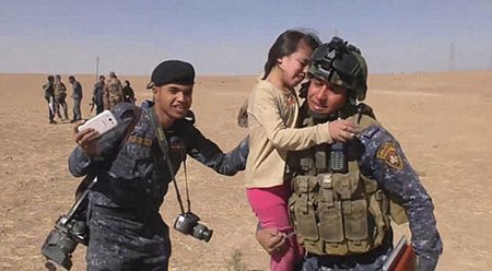 Bé gái vui mừng bá cổ người lính Iraq.