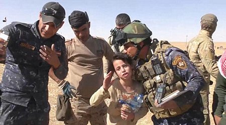 Bé gái Iraq ríu rít giữa các quân nhân Iraq giải cứu mình.