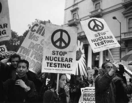 Những người phản đối các vụ thử hạt nhân tại London năm 1995. (ảnh: Getty)