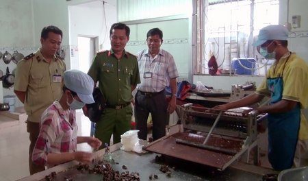 Đoàn thanh, kiểm tra liên ngành tỉnh kiểm tra cơ sở sản xuất bánh kẹo ở TP Vĩnh Long.