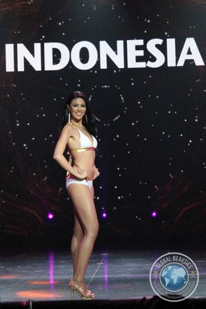 Ariska Putri, người Indonesia, trở thành Hoa hậu hòa bình thế giới 2016.