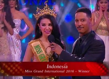 Phút đăng quang của hoa hậu Ariska Putri trong đêm chung kết 26/10.