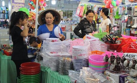 Khách hàng quan tâm, chú ý đến hàng Việt Nam tại hội chợ.