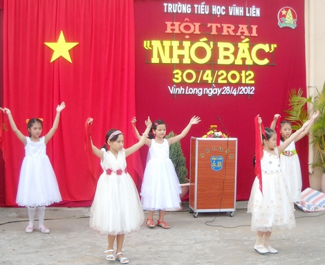Buổi biểu diễn văn nghệ tại Trường Tiểu học song ngữ Việt- Hoa Vĩnh Liên tổ chức.
