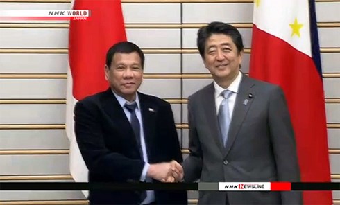 Thủ tướng Nhật Bản Shinzo Abe tại cuộc hội đàm với Tổng thống Philippines Duterte. Ảnh: NHK