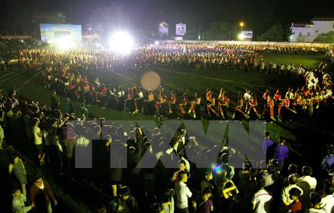 Hơn 1.500 người biểu diễn các điệu xòe Thái cổ tại thị xã Nghĩa Lộ, Yên Bái. (Ảnh: Thế Duyệt/TTXVN)