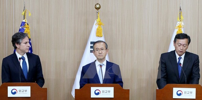 (Từ trái sang) Thứ trưởng Ngoại giao Mỹ Antony Blinken, Thứ trưởng Ngoại giao Hàn Quốc Lim Sung-nam và Thứ trưởng Ngoại giao Nhật Bản Shinsuke Sugiyama tại một cuộc họp báo ở Seoul, Hàn Quốc. (Nguồn: EPA/TTXVN)