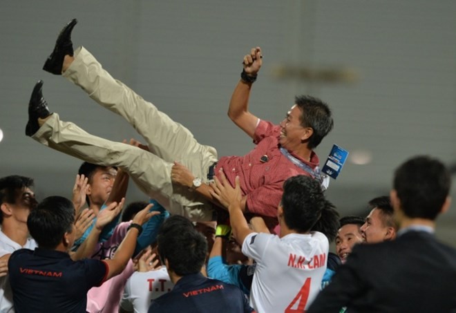 Thầy trò HLV Hoàng Anh Tuấn ăn mừng sau khi giành vé dự U20 World Cup. (Nguồn: AFC)