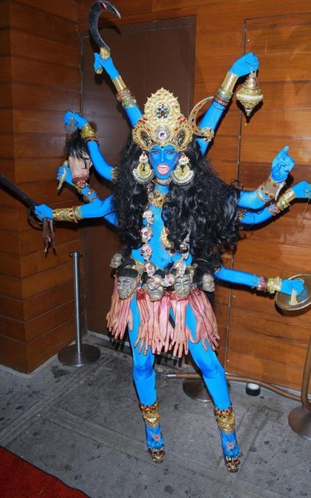 … cho tới nữ thần Kali trong Hindu giáo…