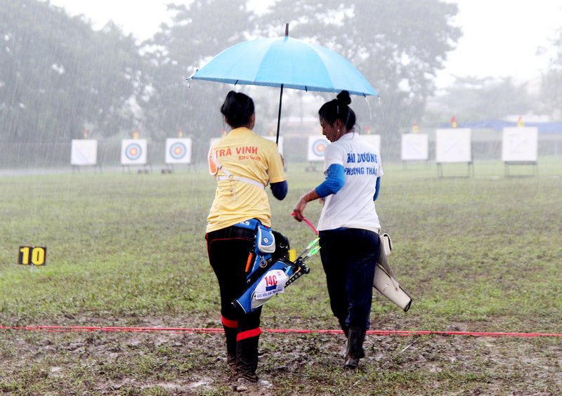  Dù nắng, dù mưa các cung thủ thường hỗ trợ cho nhau để thi đấu đạt kết quả cao.   