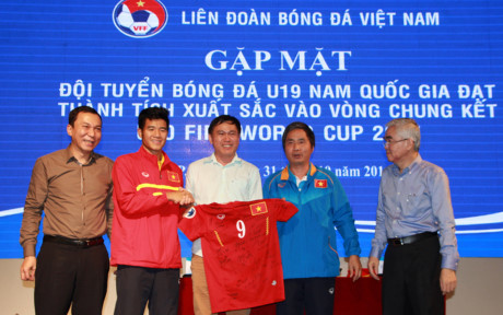 Ở buổi gặp mặt của Liên đoàn Bóng đá Việt Nam với các cầu thủ U19, những người hùng của bóng đá Việt Nam đã tặng áo đấu cho các lãnh đạo.
