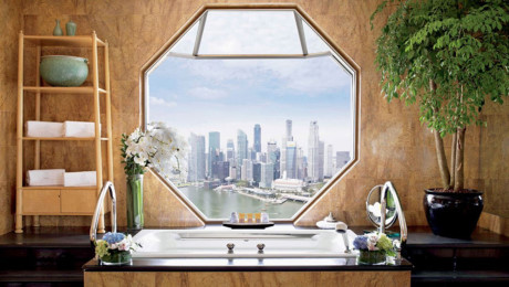 Bên trong phòng khách sạn Ritz-Carlton ở Singapore có tầm nhìn ra đường chân trời và những tòa nhà cao tầng.