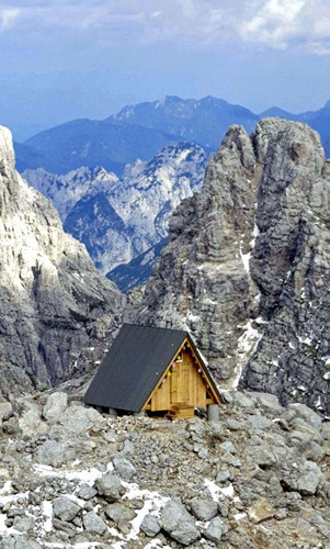 Khung cảnh ngoạn mục từ ngôi nhà Italian Hut trên đỉnh núi Buinz Foronon, Italy.
