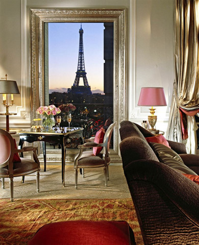 Khung cảnh từ khách sạn 5 sao Plaza Athenee Paris tại Pháp nhìn ra tháp Eiffel.