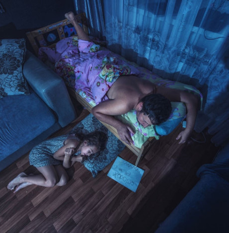 Con vẫn ngủ ngon cùng với bố hàng đêm khi mẹ vắng nhà. (ảnh: Marat Ca/Instagram).