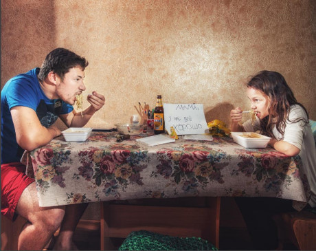 Mẹ vắng nhà đồng nghĩa với việc ăn mỳ là chuyện thường xuyên, nhưng mọi việc của 2 bố con vẫn ổn, và 2 bố con nhớ mẹ rất nhiều! (ảnh: Marat Ca/Instagram).