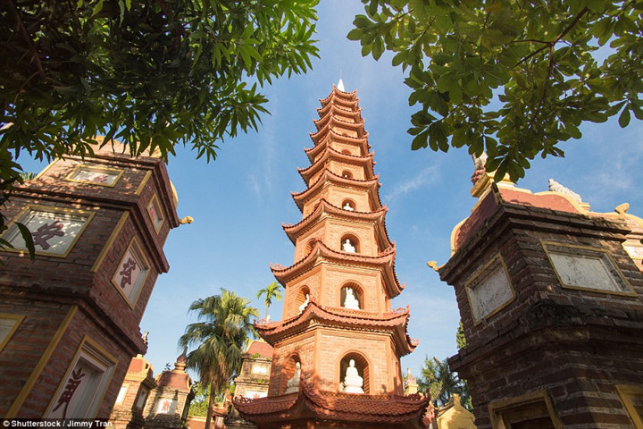 Chùa Trấn Quốc ở Hà Nội, Việt Nam: Nằm trên Bán đảo nhỏ ở phía đông Hồ Tây, chùa Trấn Quốc được coi là ngôi chùa cổ nhất ở Hà Nội với tuổi thọ hơn 1.500 năm.