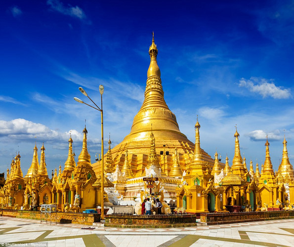 Chùa Shwedagon Paya ở Yangon, Myanmar: Tòa nhà được bao phủ bởi hàng trăm tấm vàng và trên cùng của tháp được nạm khoảng 5.000 viên kim cương - trong đó viên lớn nhất tới 72 carat.