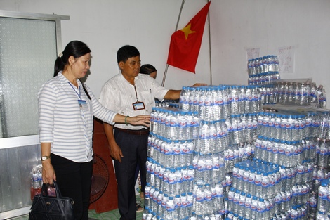 Đoàn thanh, kiểm tra cơ sở sản xuất nước đóng chai Hoa Hồng (Khóm 3, thị trấn Cái Nhum- Mang Thít)