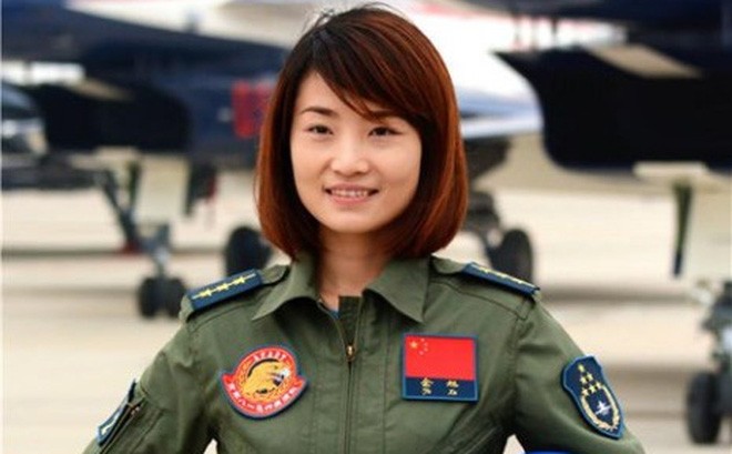  Nữ phi công lái máy bay J-10 Dư Húc